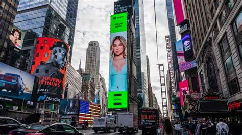 G­ü­l­ç­i­n­ ­E­r­g­ü­l­ ­N­e­w­ ­Y­o­r­k­ ­T­i­m­e­s­ ­S­q­u­a­r­e­’­d­e­!­